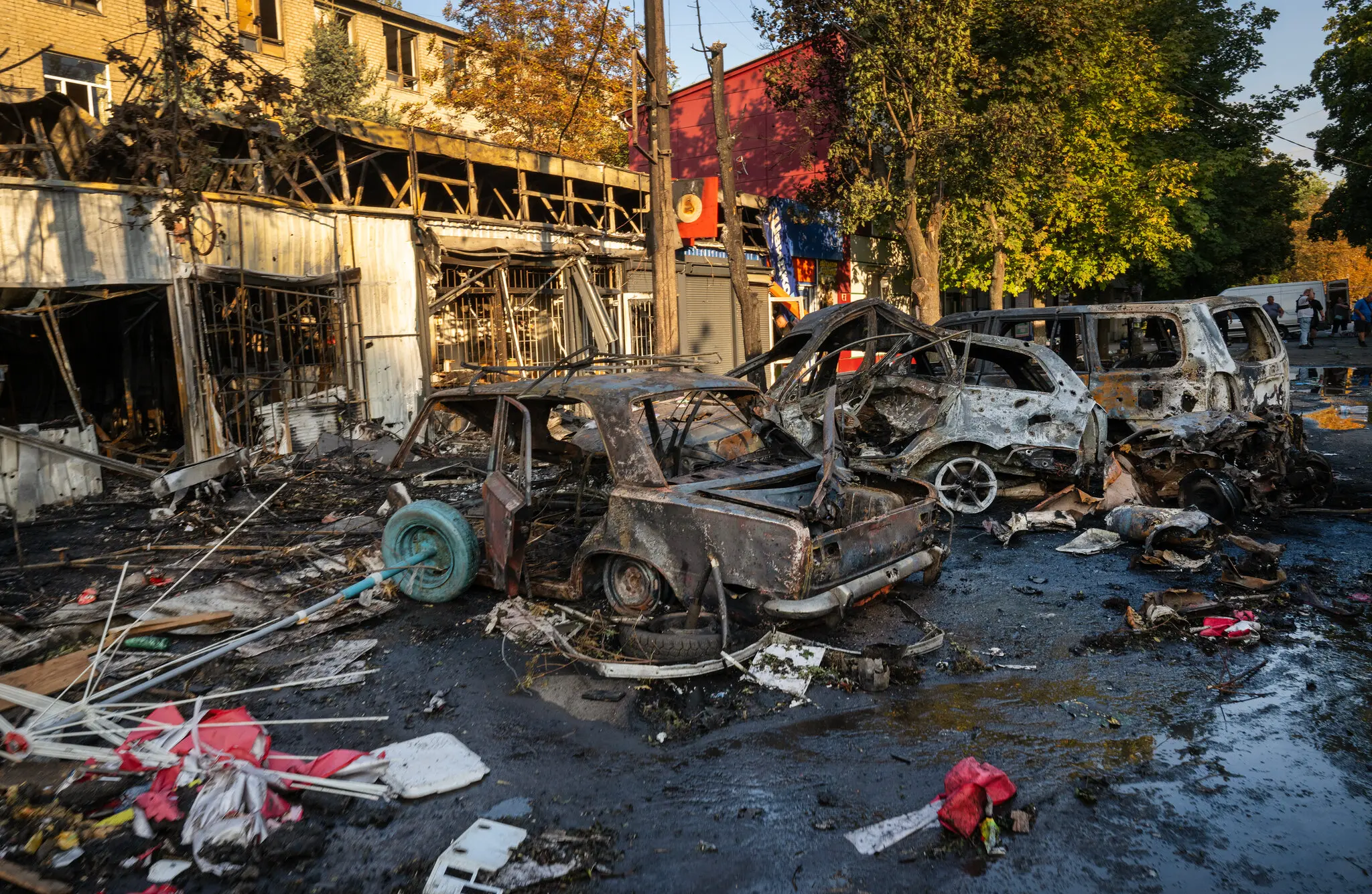 Українські сили безпеки розслідують місце ракетного удару, під час якого щонайменше 16 людей загинули та 25 отримали поранення на жвавому ринку в Костянтинівці, на сході України, 6 вересня